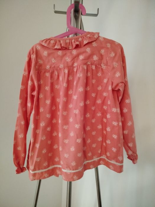 Camisa laranja menina