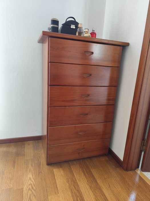 2 mesas cabeceira + cómoda + camiseiro