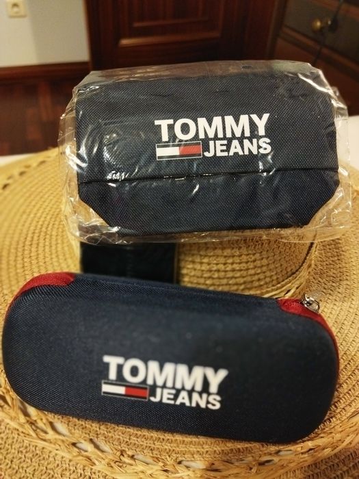 Óculos Tommy Jeans pretos