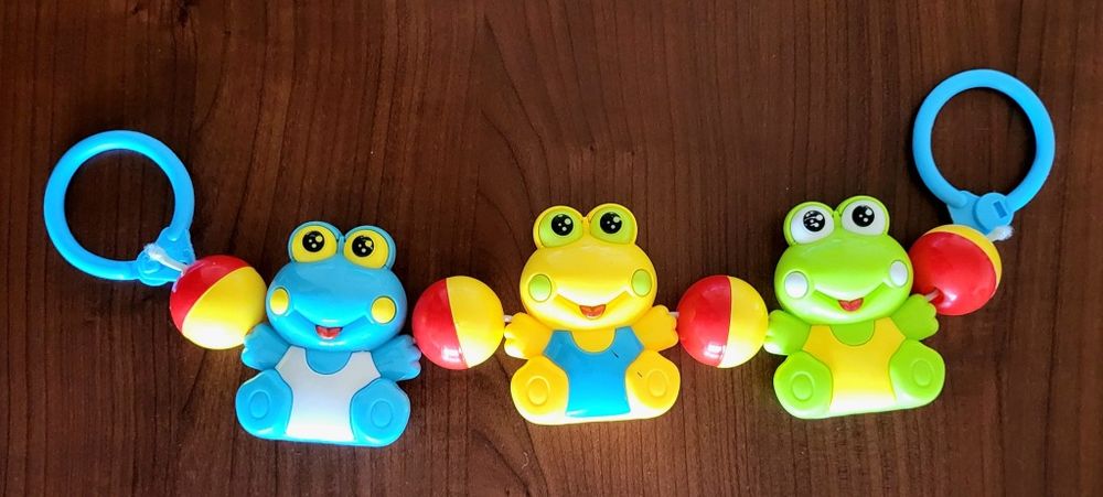 Gryzaki dla niemowlęcia i grzechoczące żaby do wózka komplet