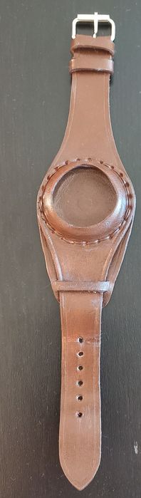 Bracelete em couro, castanha, para relógio de bolso.