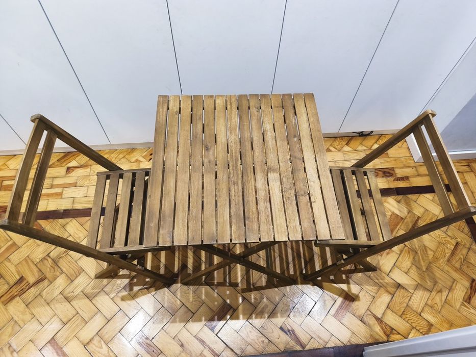 Vendo mesa de madeira com 2 cadeiras