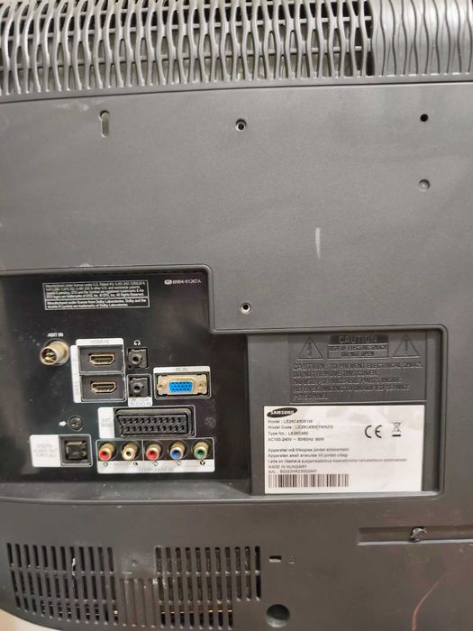 Telewizor z pilotem.