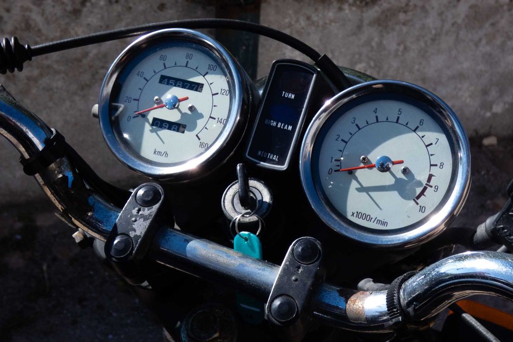 Um clássico da Yamaha - moto Yamaha SR 250, com extras