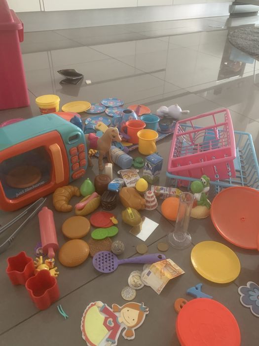 Cozinha de brincar e baú de menina
