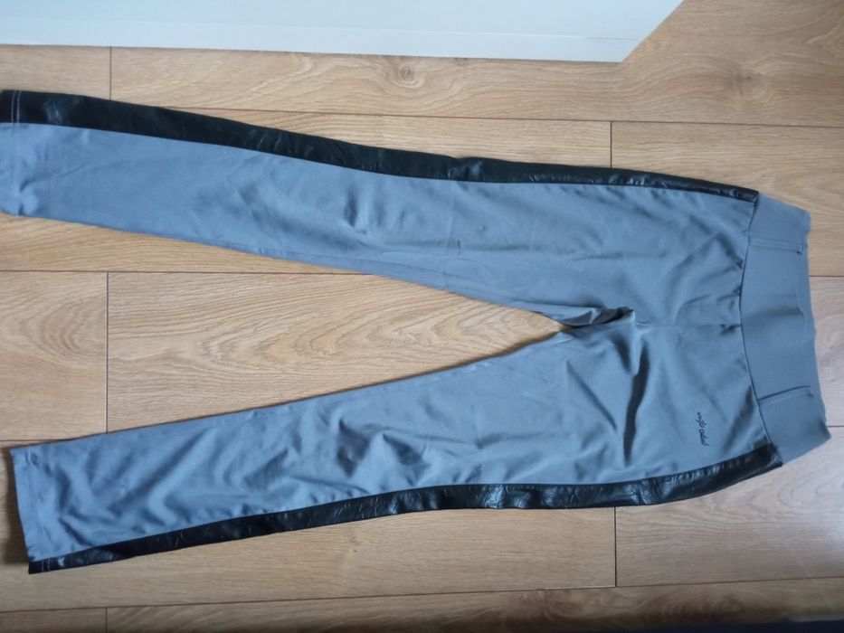 Legginsy elastyczne, lejący materiał z paskami po bokach r. M