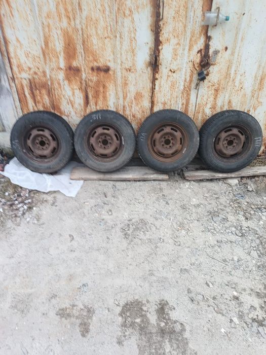 Продам колеса в сборе R13 ,резина 175/70  R13 зимня цена 1000грн за шт