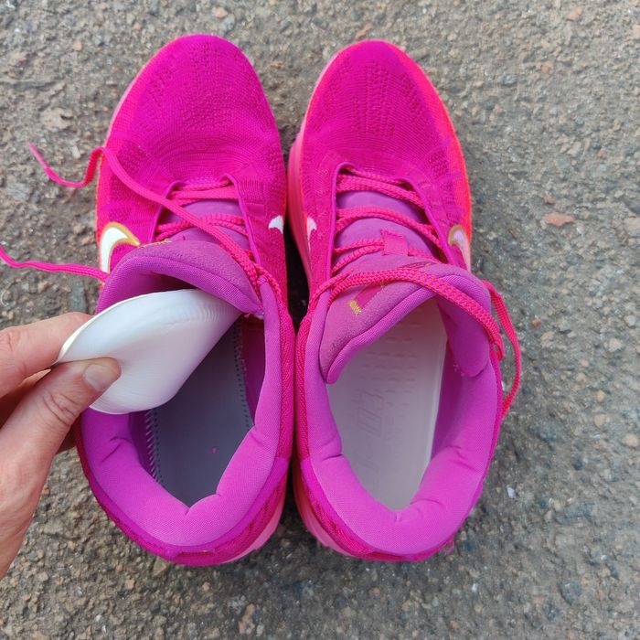 Рожеві баскетбольні волейбольні кросівки Nike hustle 3