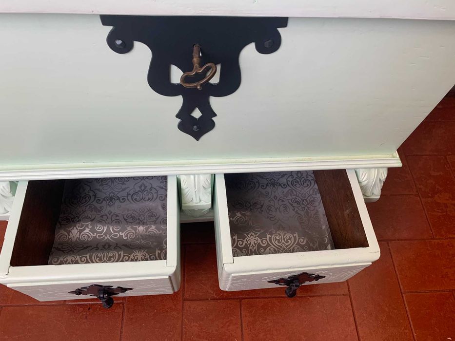 Arca  em madeira restaurada e muito util