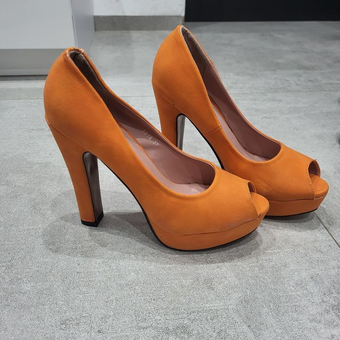 Buty na obcasie .