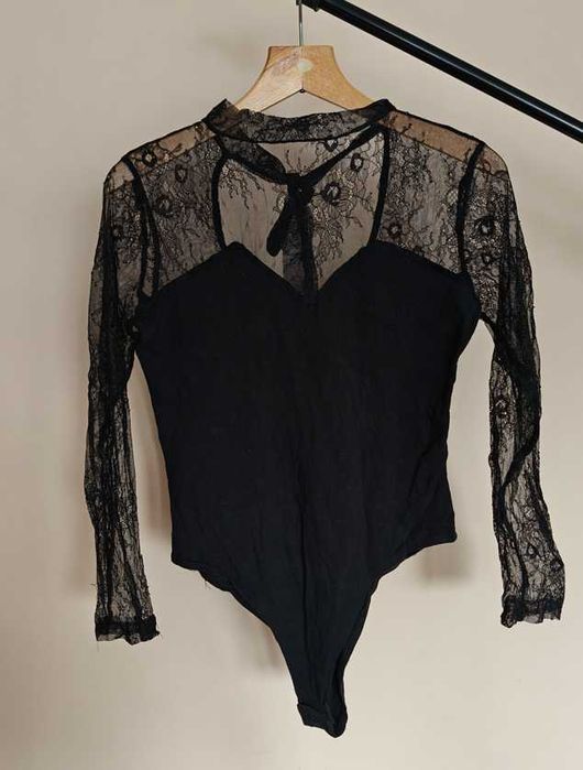 czarne koronkowe body z koronkowymi rękawami