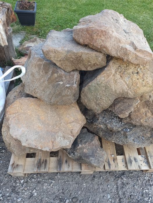 Duży kamień ogrodowy, głaz