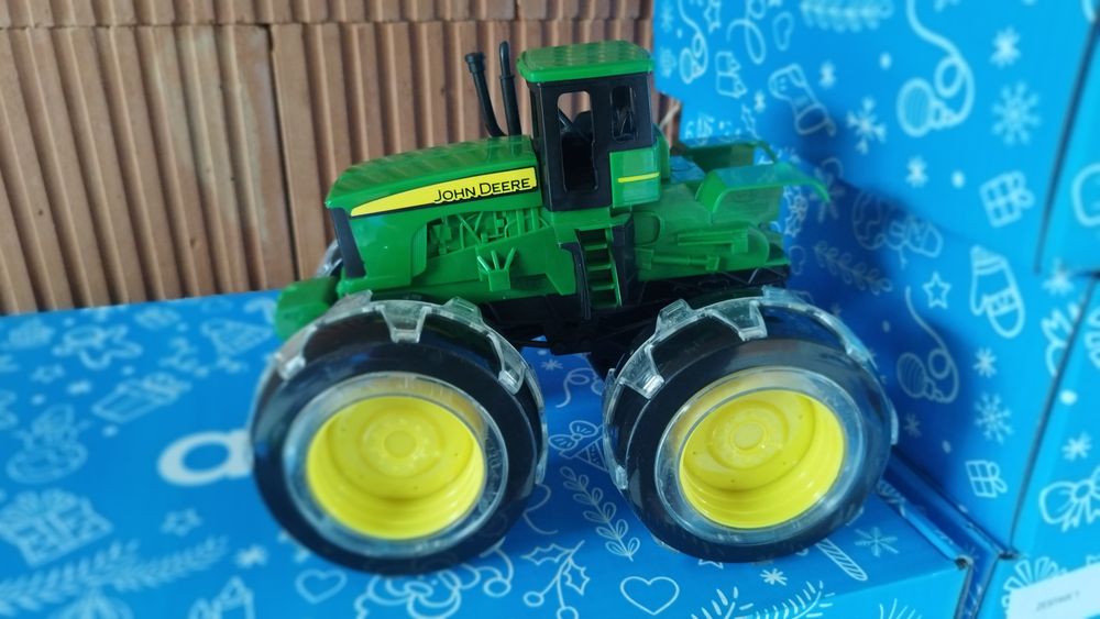 Traktor ciągnik auto TOMY John Deere Monster Treads 46434