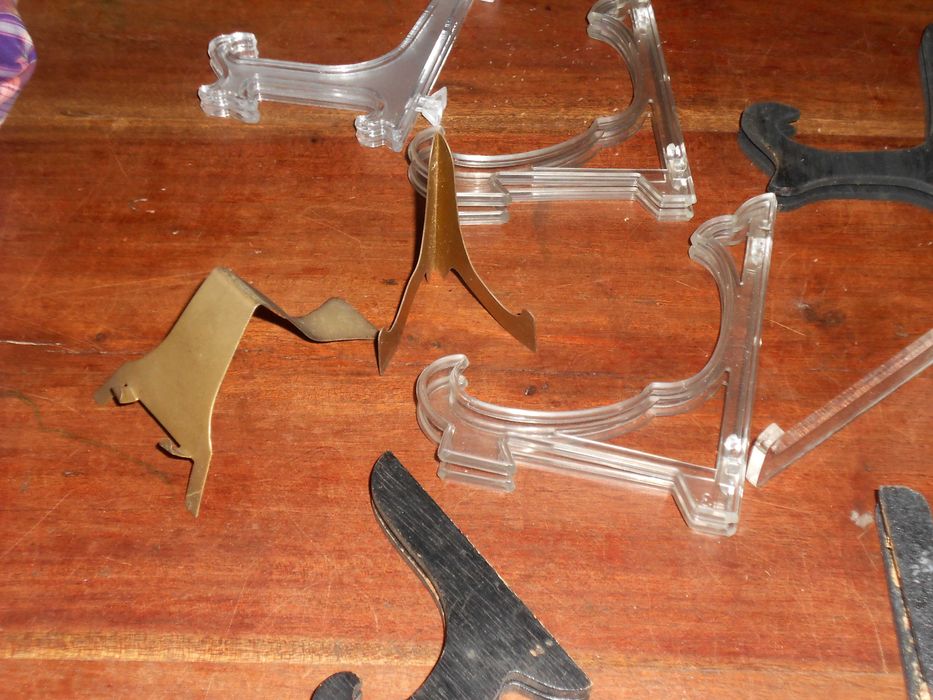 Suportes expositores pratos em madeira e plastico 14-7cm