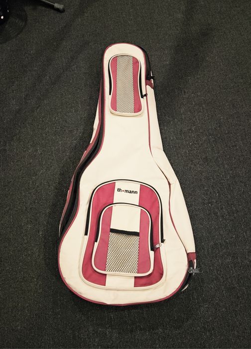 Luksusowy pokrowiec na gitarę.