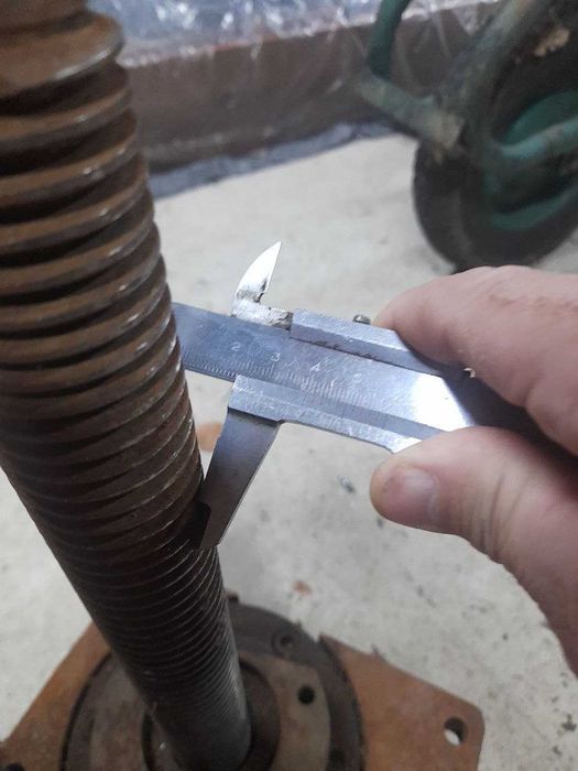 Кутовий редуктор з гвинтом від станка