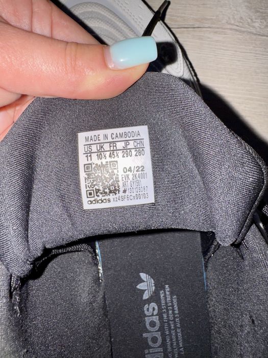 Продам кросівки Adidas Ozelia