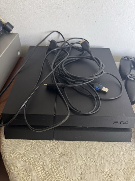 Ps4 slim com 3 comandos + 7 jogos