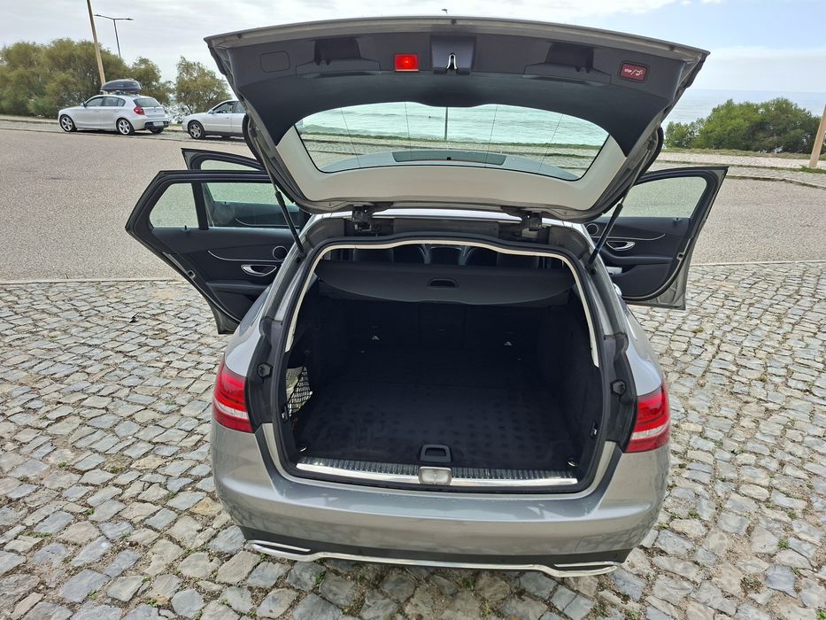 Carrinha Mercedes 220 d, em bom estado.