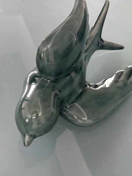 Peça decorativa em porcelana em formato de anforinha.