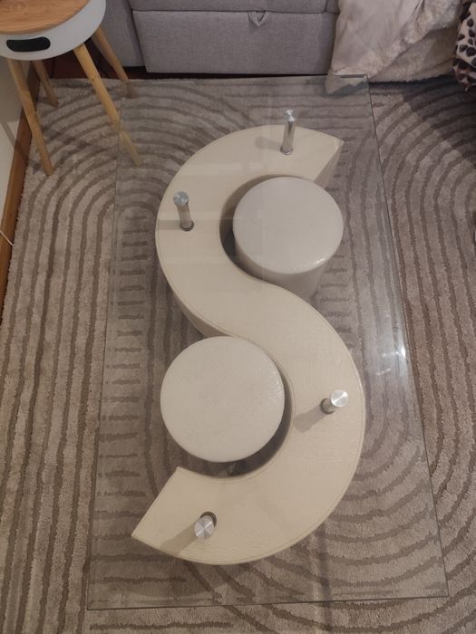 Mesa apoio sala com puffs