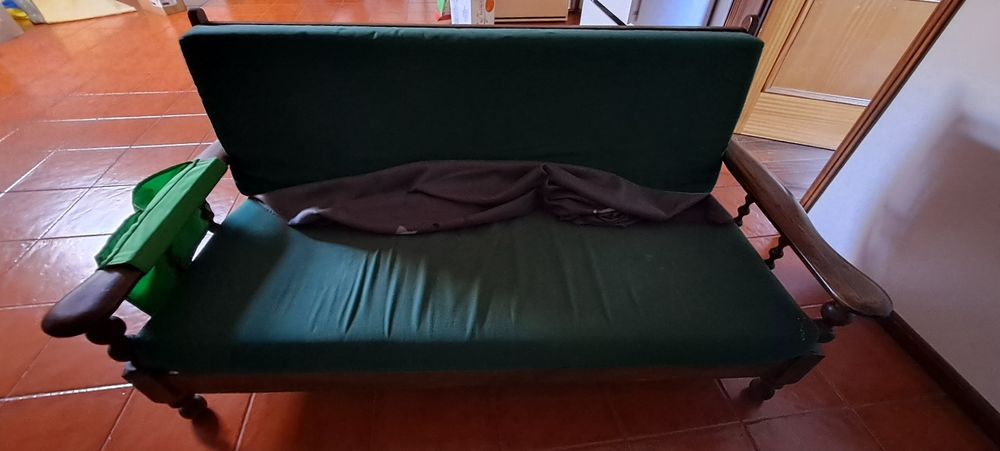 Sofá simples com almofadas