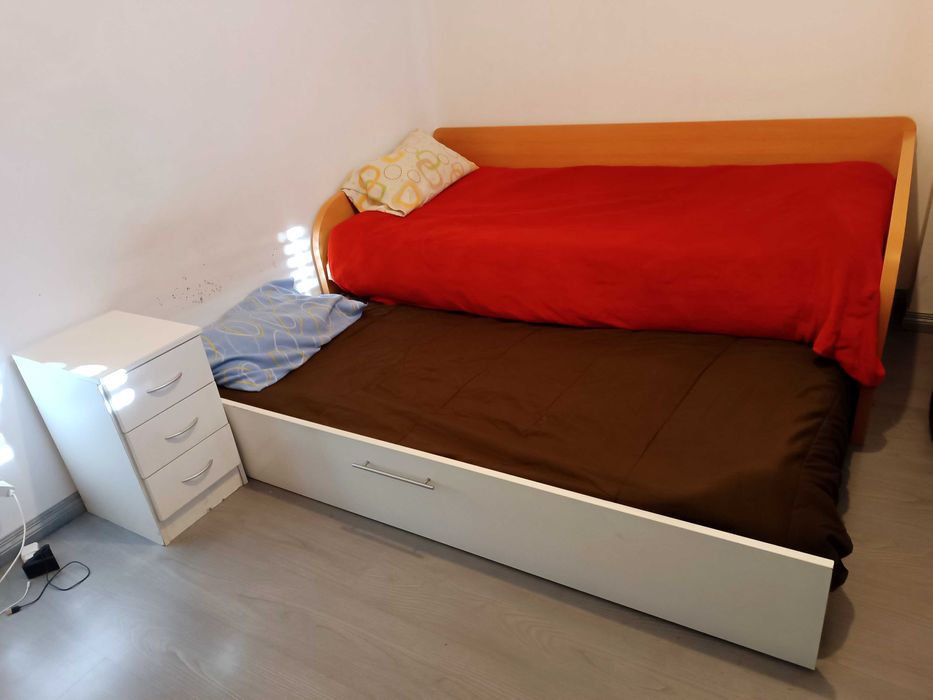 Cama dupla com colchões