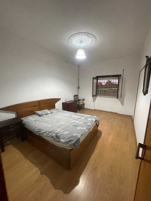 Arrendo quarto disponível em moradia T4 térrea com quintal, zona de Pinhal Novo