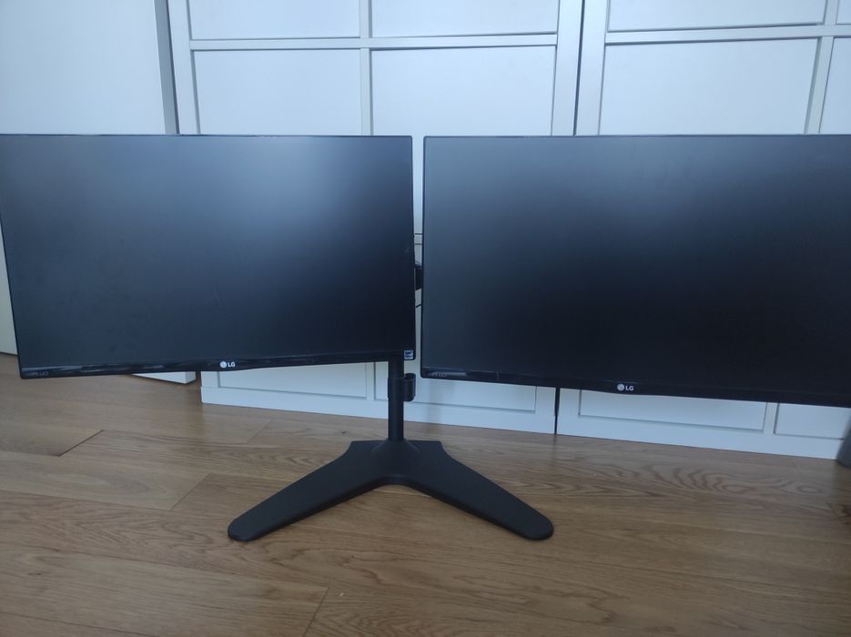 Vendo 2 Monitores LG com suporte por falta de uso