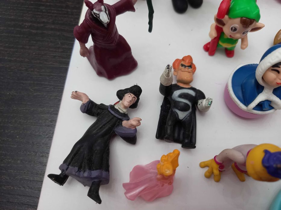 Kinder Кіндер Киндер сюрприз дівчинка Маша малюк індіанець лицар гном монах чарівник ескімос