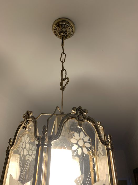 Candeeiro de tecto em metal dourado .