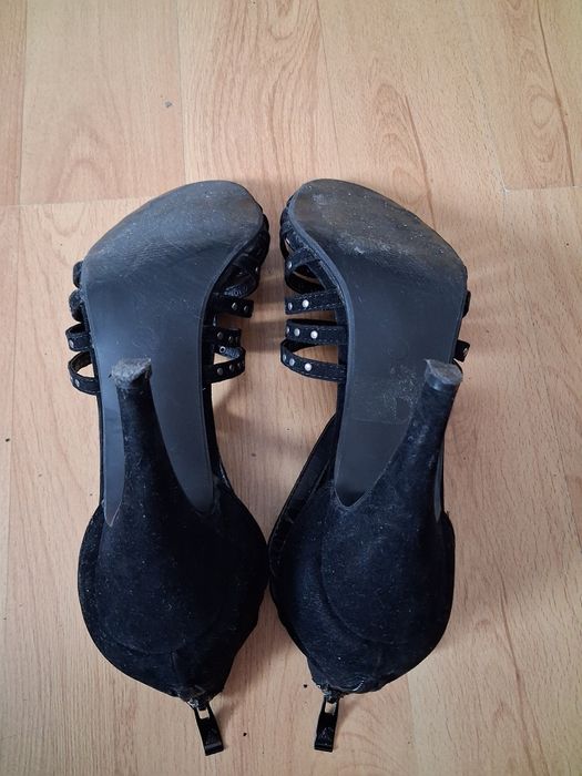 Sprzedam zamszowe szpilki rozmiar 41