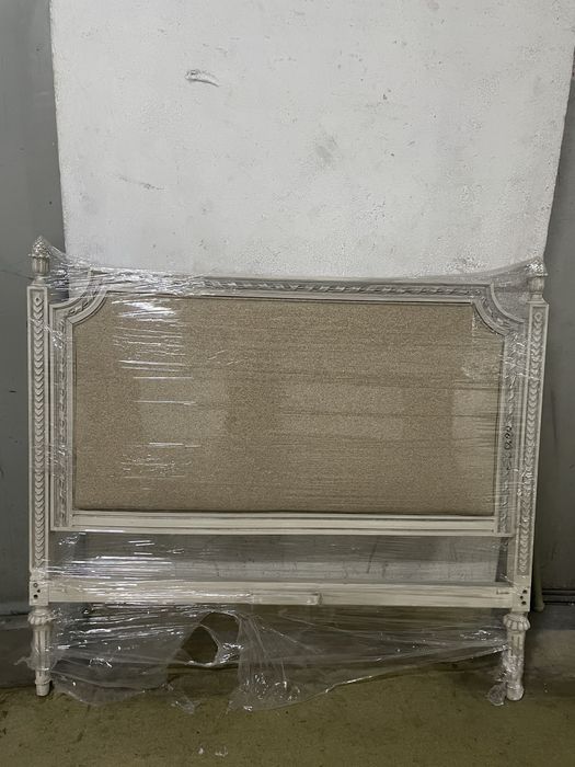 Cabeceira de cama em creme, forrada de novo, 1,50m