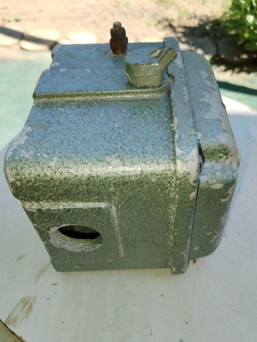 Przełacznik biegunowy żeliwny