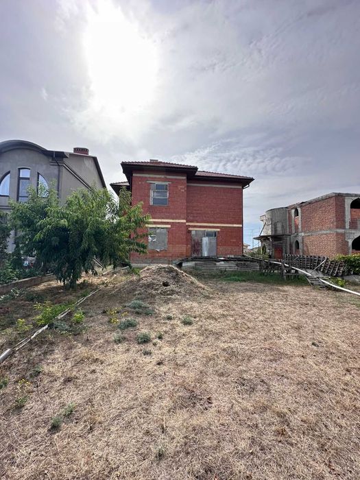 Дом из красного кирпича в Совиньоне — кто ценит качество и комфорт!