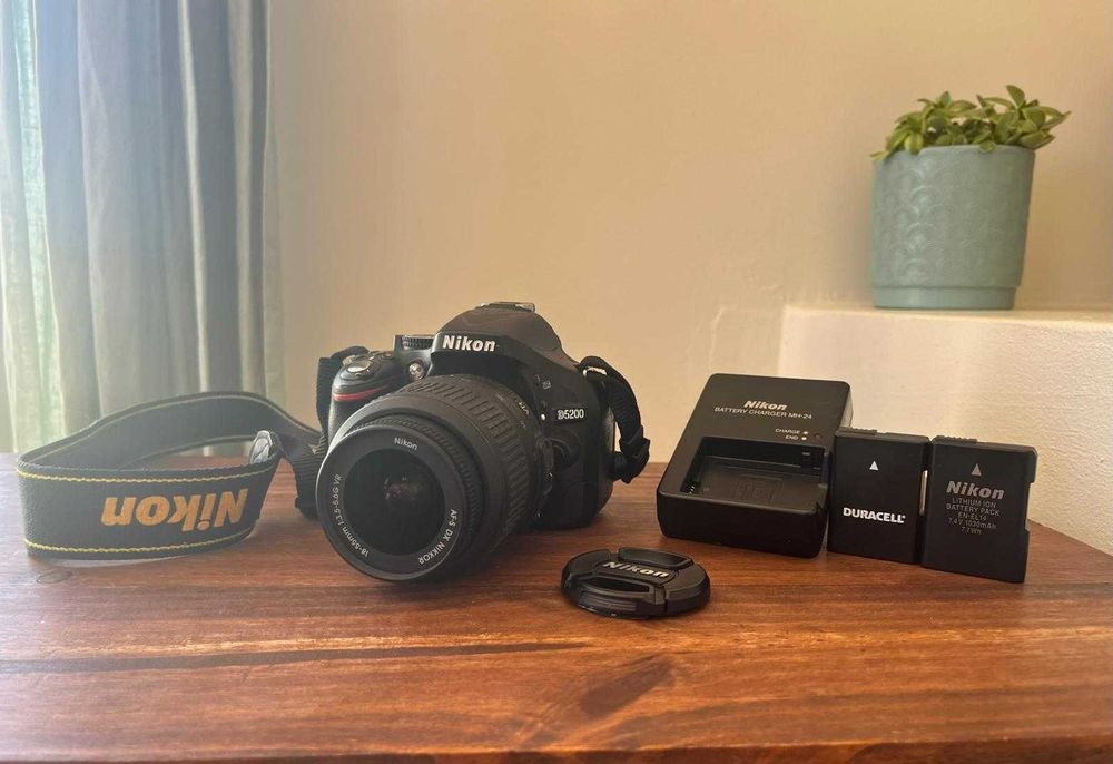 Nikon D5200 + objetiva 18–55 mm VR | aprox. 7.500 disparos | 2 baterias
