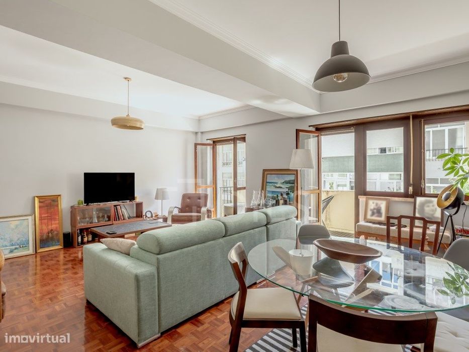 Apartamento T2 com varanda e elevador, em Oeiras.