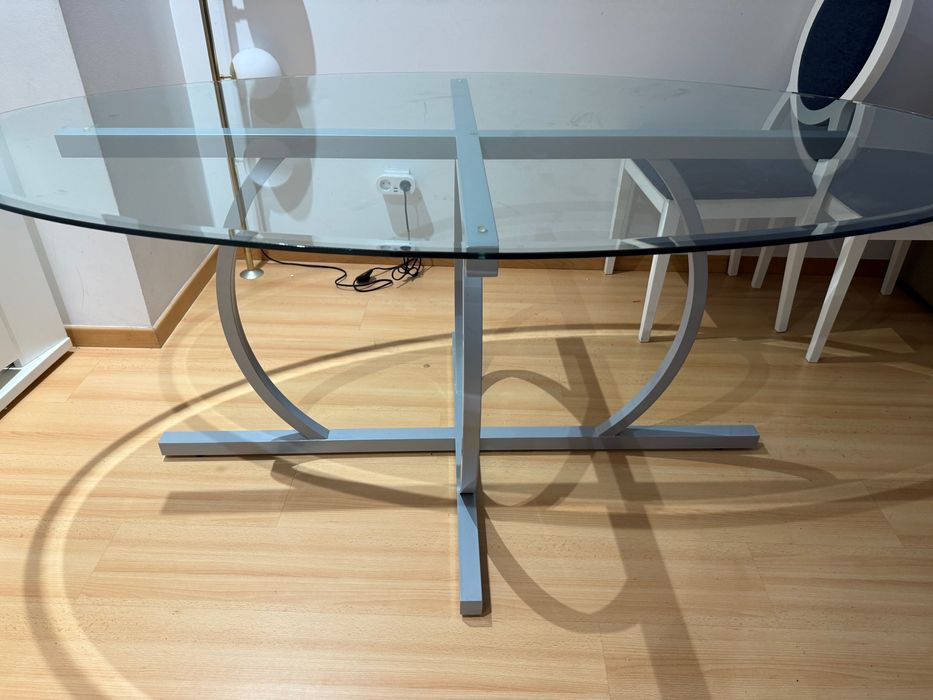 Mesa de Jantar com Tampo em Vidro – Design Moderno