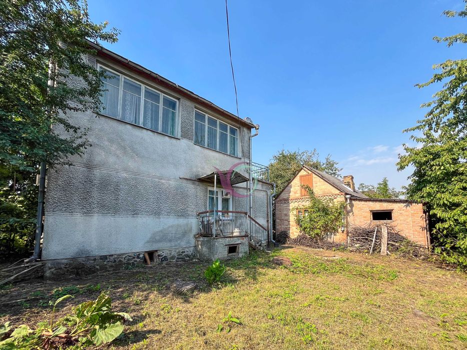 Продається окремостоячий будинок  з садом та гаражем на території.