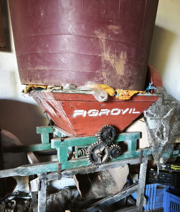 Prensa e triturador de uvas material para fazer vinho