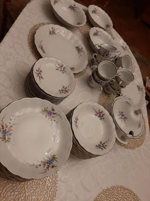 Serwis obiadowy 12 osób porcelana Wałbrzych 55 elementów