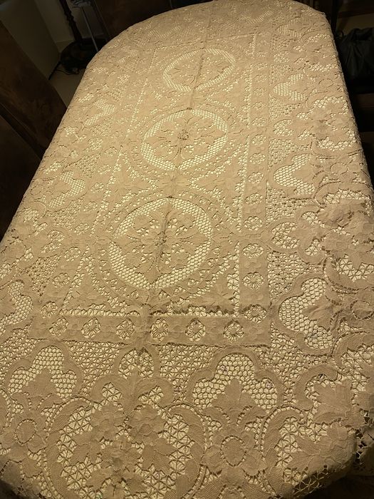 Toalha de mesa de linho bordado da Madeira com 12 guandanapos