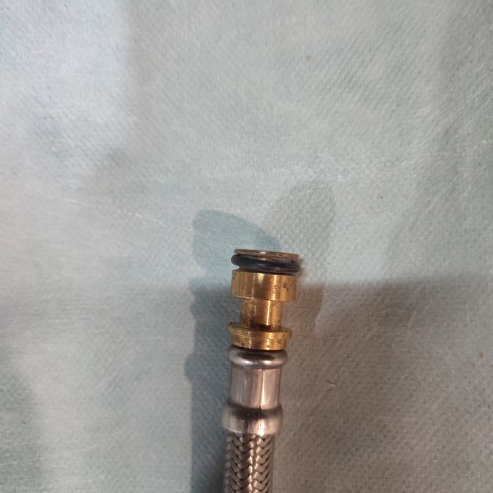 Гнучку під'єднання до газової колонки Bosch Jnkers