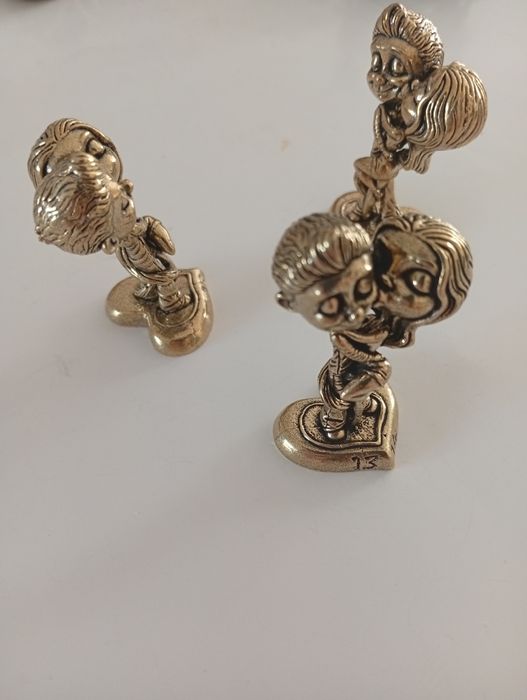 Figurka  metalowa mosiądz Para  wysokość 5 cm długość 2,5 cm