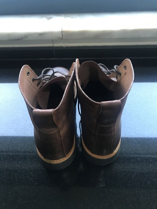 Botas em pele de cor castanha