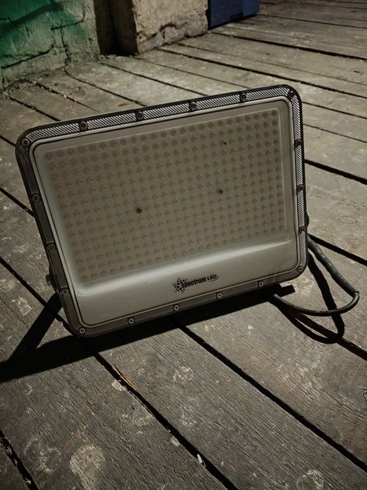 Halogen LED naświetlacz