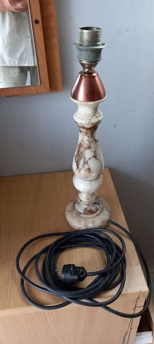 Zabytkowa lampa marmurowa