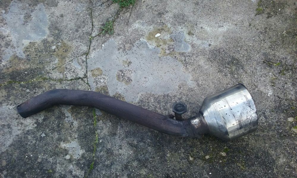 Ponteira de escape da marca iepower com tubo de ligação direita.