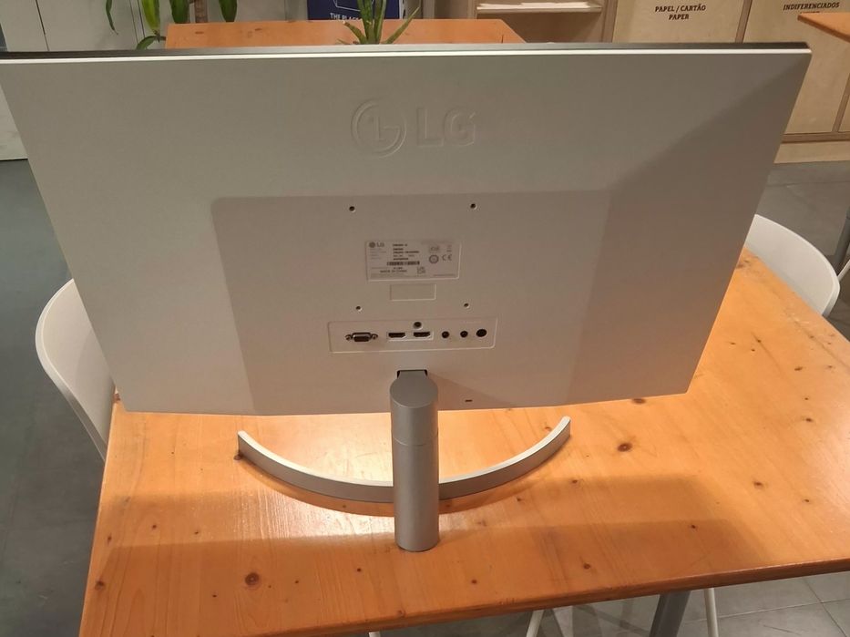Monitor LG de 27" em bom estado geral
