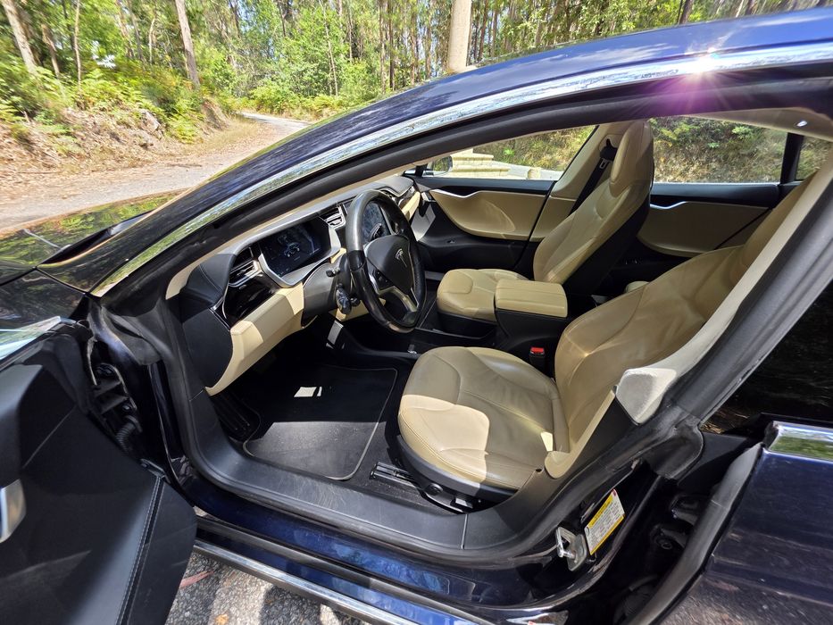 Tesla S85 carregamentos gratuitos
